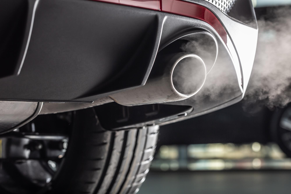 Dlaczego diesel dymi na biało? Poznaj przyczyny